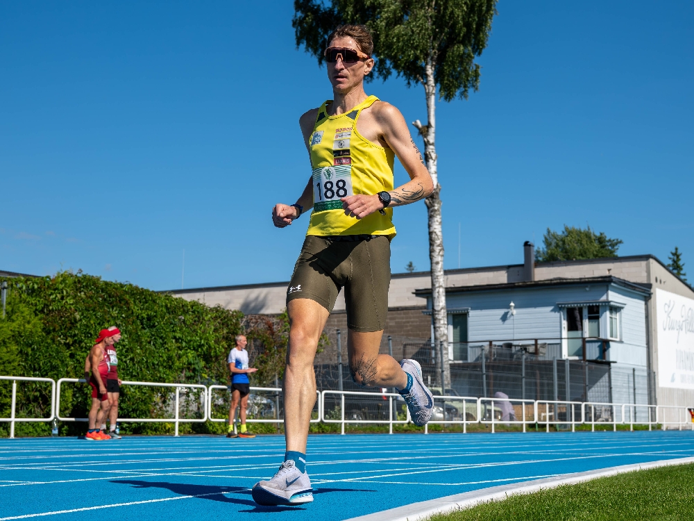Runner wearing KIIRUS sports glasses